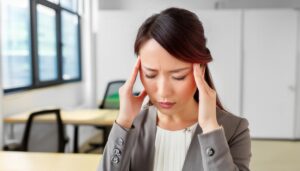 頭痛を感じる職場の女性
