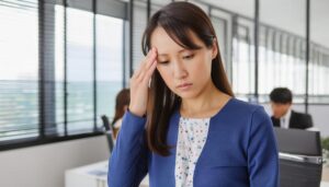 職場で頭痛に悩む女性