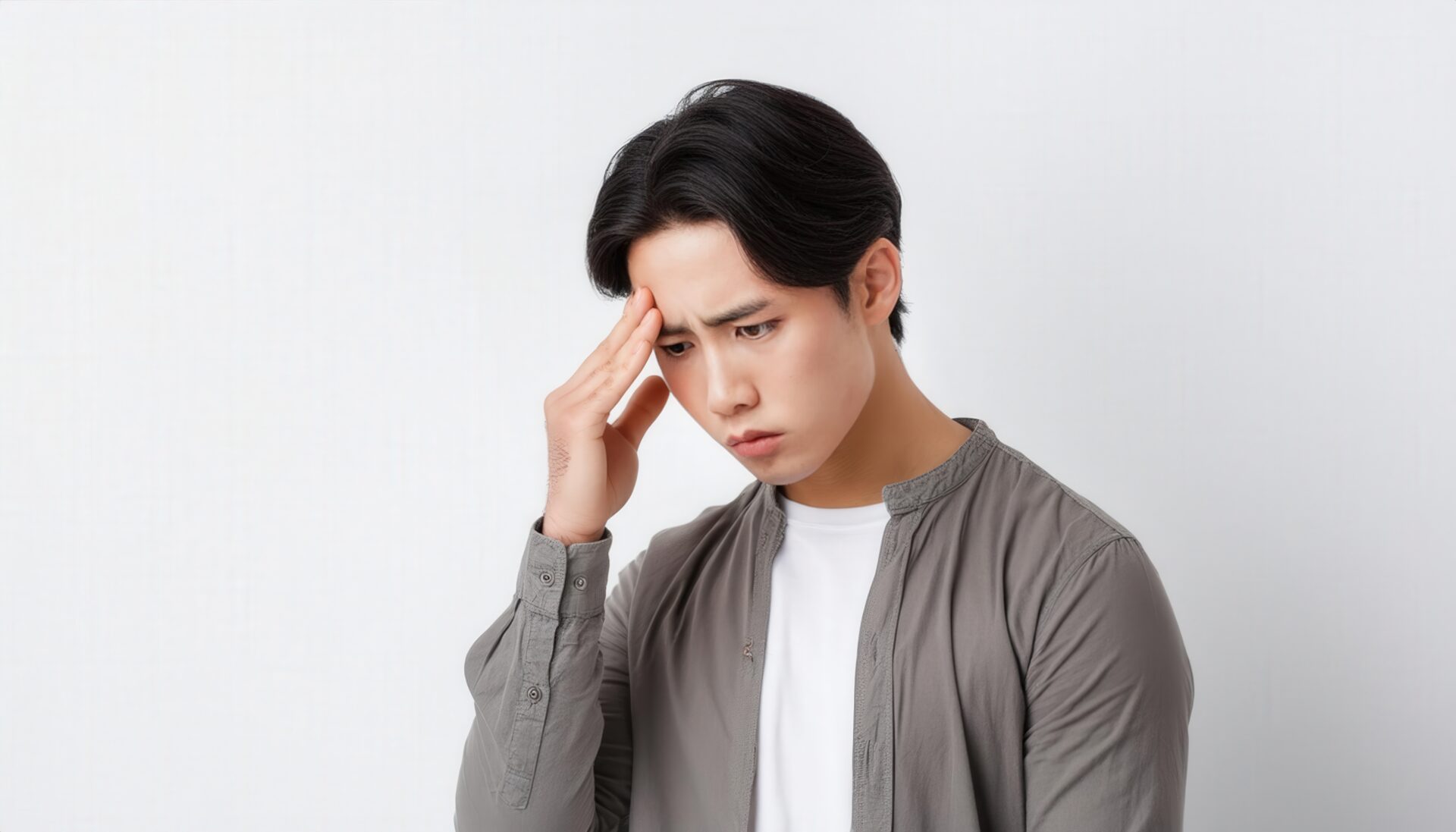 頭痛を抑える男性