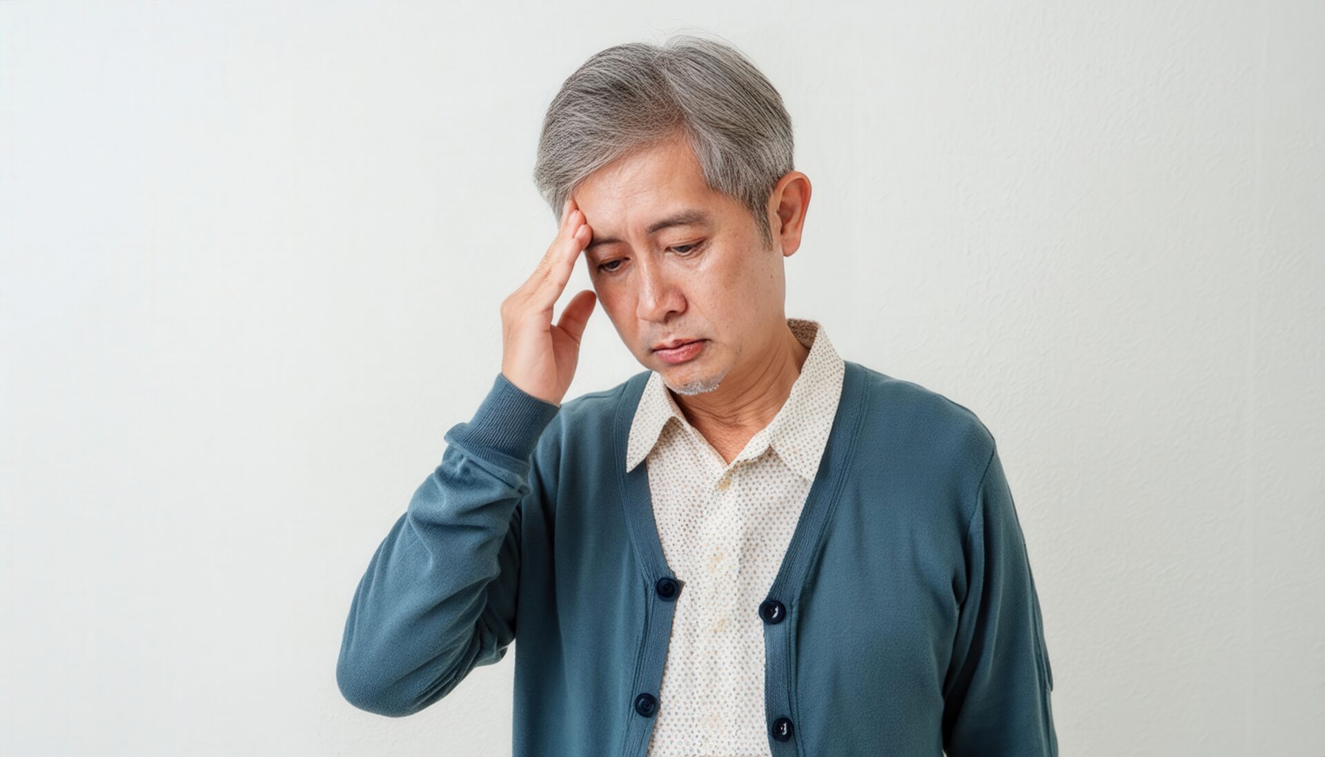 頭痛を感じる中年男性
