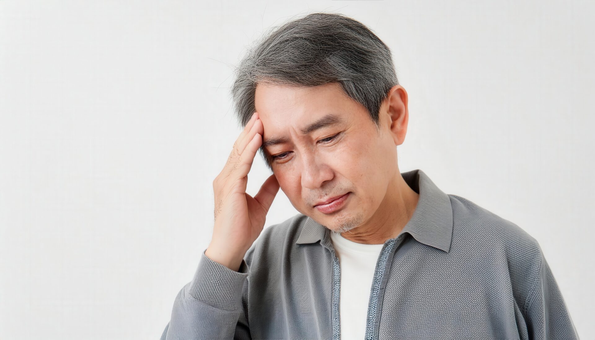 頭痛を抱える中年男性