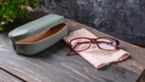 テーブルに置かれたメガネとケース（開閉）