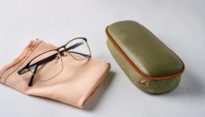 オリーブ色のメガネケースとメガネ