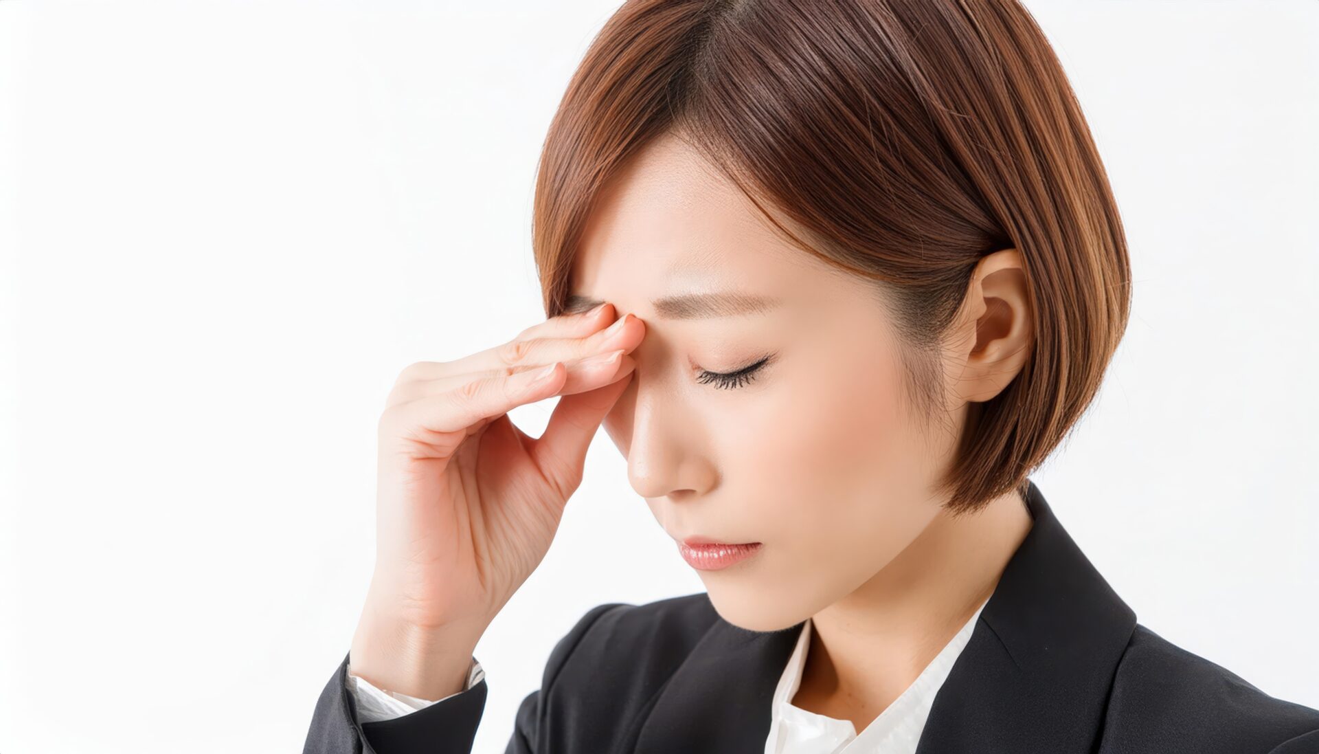 目の疲れで目を押さえる人(3)