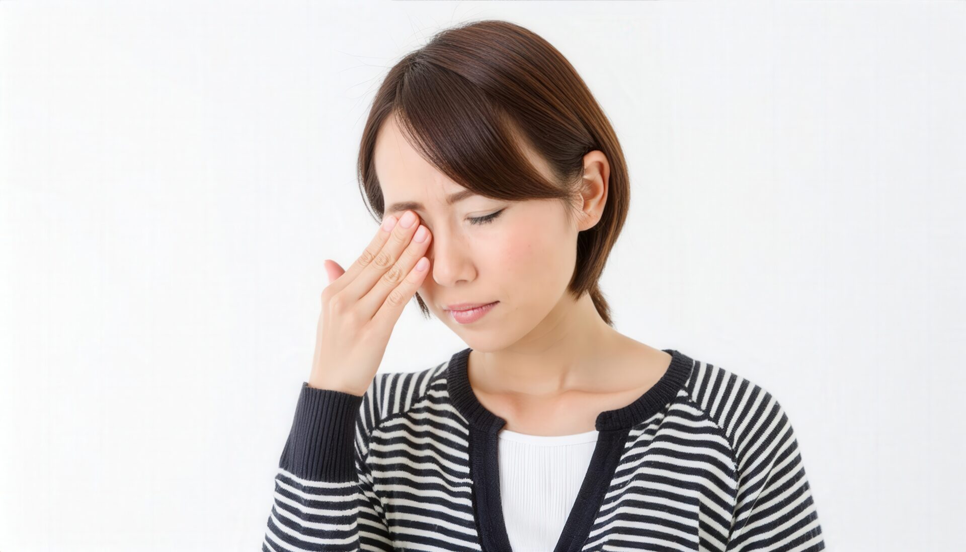 目の疲れで目を押さえる人(5)