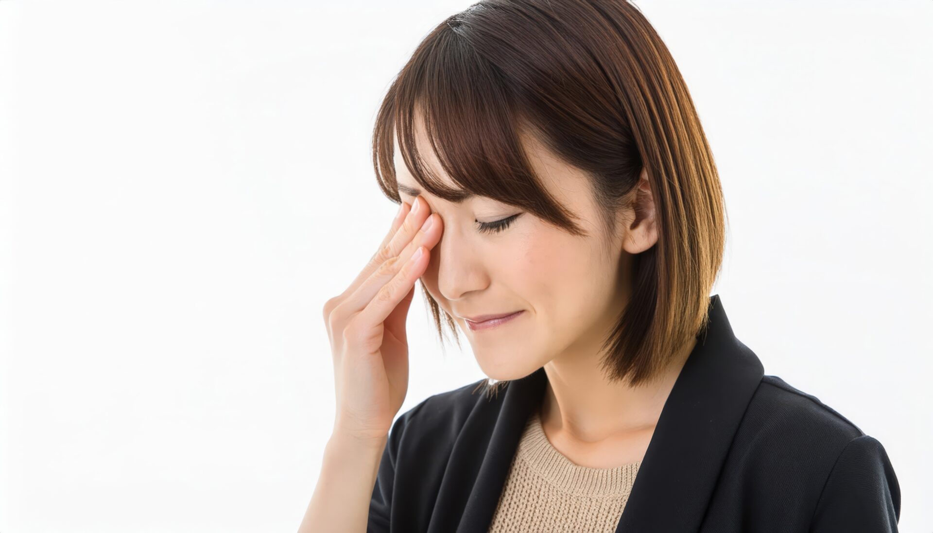 目の疲れで目を押さえる人(6)