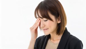 目の疲れで目を押さえる人(6)