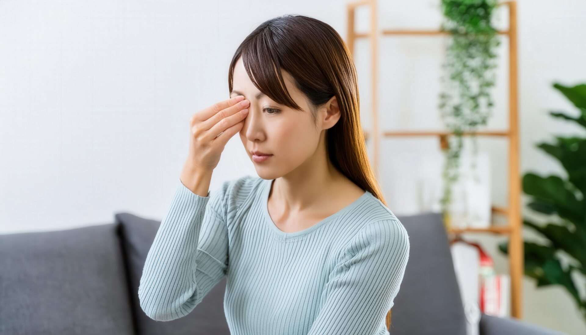 目の疲れで目を押さえる人(7)