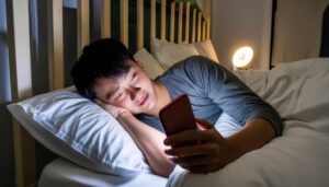 寝ながらスマホ15