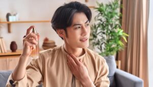 首元に香水を噴霧しようとする人物