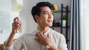 香水を噴霧しながら香りを確かめる人物