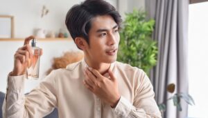 首元を触れながら香水を試す人物