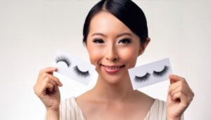白背景で2種類のつけまつげを持つ人物