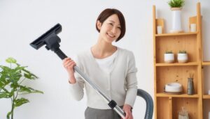 掃除機を持ち上げる人