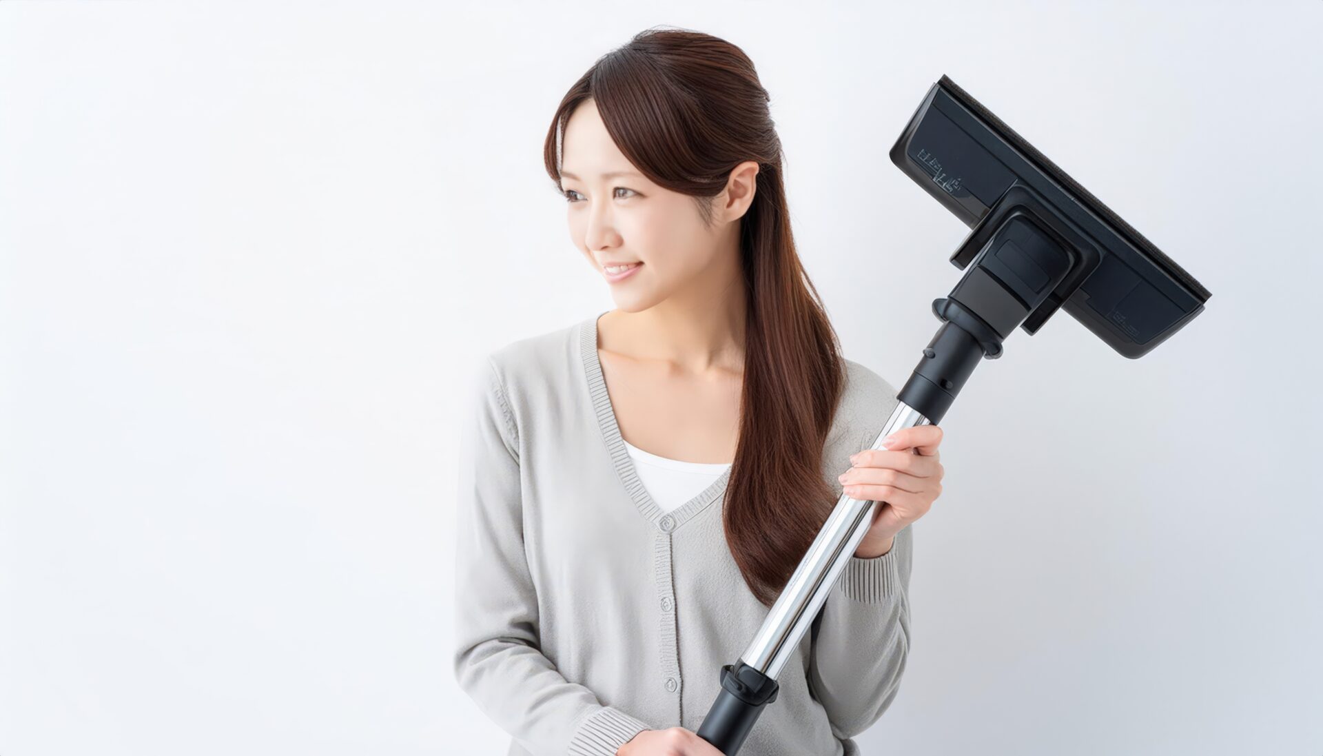 白背景で掃除機を手にする人