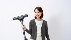 白背景で掃除機を持つ人物