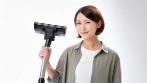 白背景で掃除機を構える人物