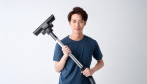 白背景で掃除機を抱える人物