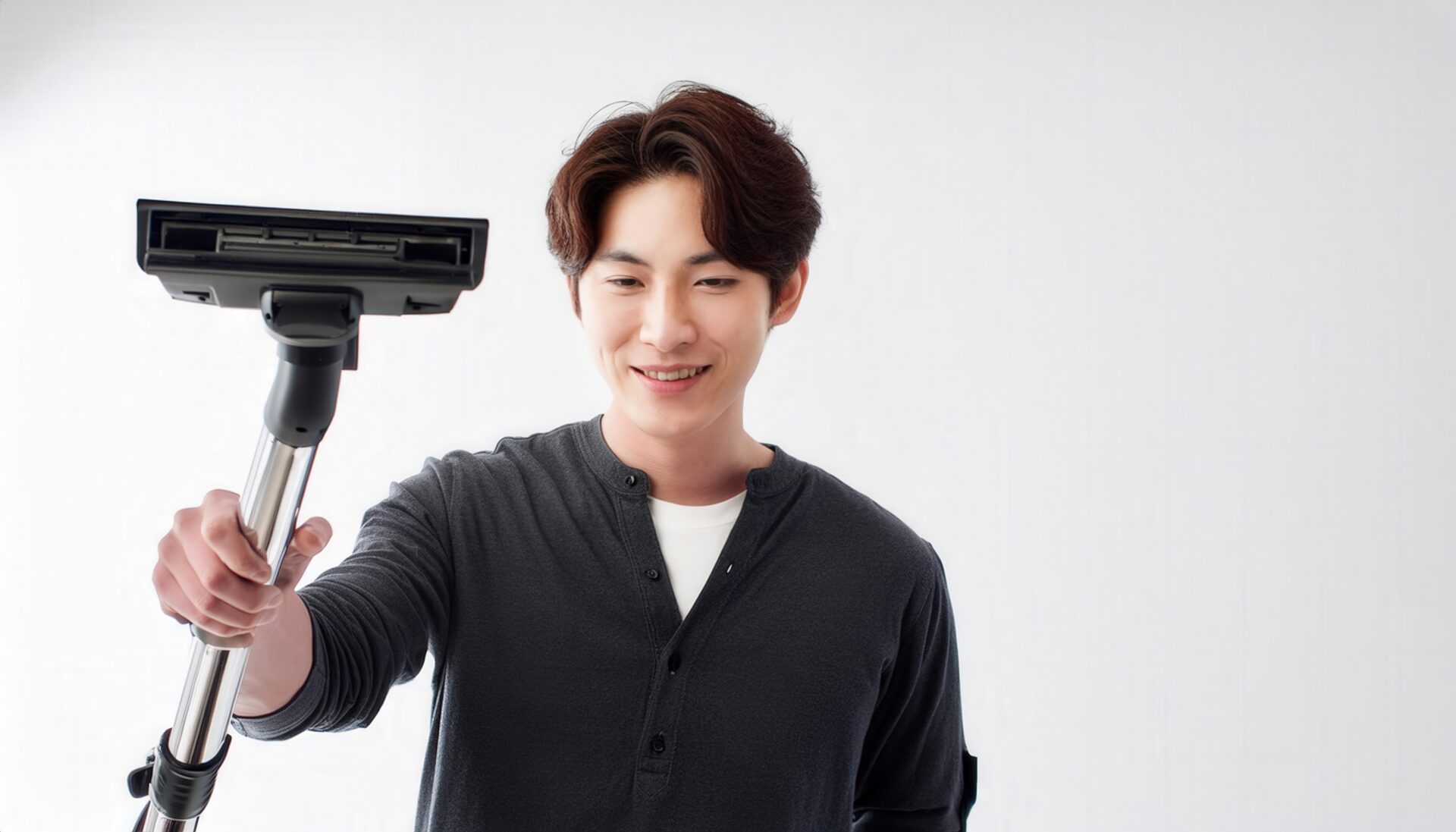 掃除機を前に差し出す人