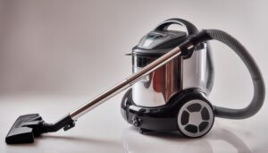 白背景に置かれたステンレスボディのキャニスター掃除機