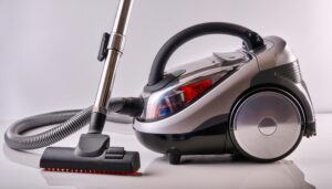 白背景に置かれた高性能キャニスター掃除機