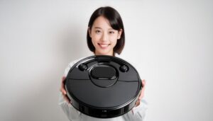 白背景でロボット掃除機を持ち上げるビジネスパーソン