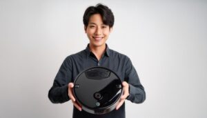白背景でロボット掃除機を見せるビジネスパーソン