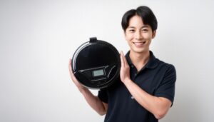 白背景でロボット掃除機を手に持つ人物