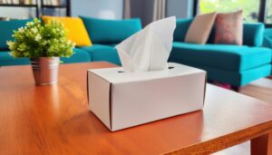 木製テーブルに置かれた小さな白いティッシュボックス