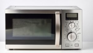 シンプルな背景に置かれたシルバーの電子レンジ