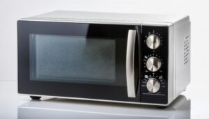 白い背景で撮影されたシルバーの電子レンジ