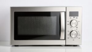 白背景に置かれたシルバーの電子レンジ