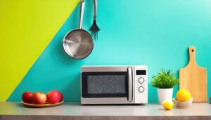 カラフルな壁の前に置かれた白い電子レンジ