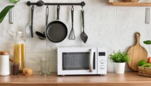 調理器具が並ぶキッチンに置かれた白い電子レンジ