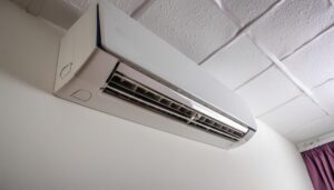 部屋の中にあるエアコン