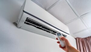 部屋の中にあるエアコン