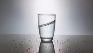 ガラスのコップに入った水と水滴