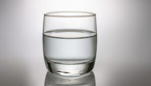 シンプルなグラスに入った水