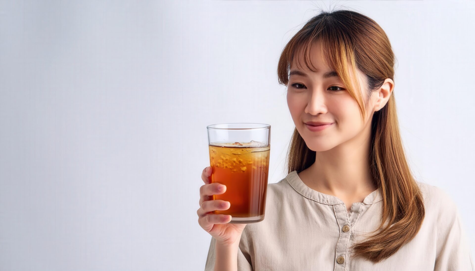 麦茶を見つめる人