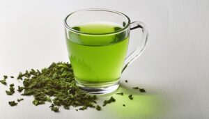 テーブルに置かれた緑色の飲み物