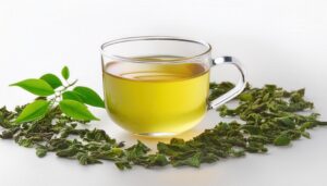 白い背景に置かれた透明カップの緑色の飲み物