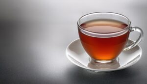シンプルな背景に置かれた茶色い飲み物
