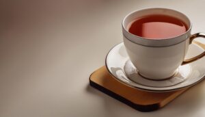 白いティーカップに注がれた茶色い飲み物