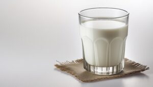 白背景でグラスに入った牛乳