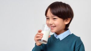 白背景で牛乳を飲む男の子
