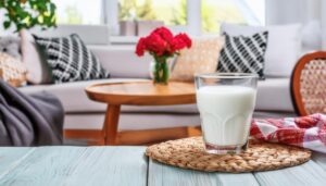 明るいリビングに置かれた牛乳のグラス