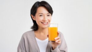 白背景でオレンジジュースを持つ大人