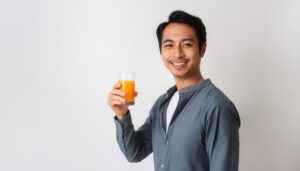 白背景でオレンジジュースを持つ大人