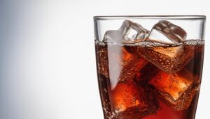 左に余白を残した気泡立つ氷入りコーラ