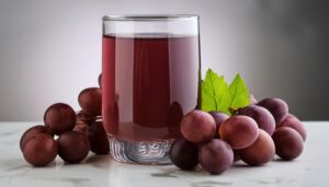 マーブル台に置かれた赤紫色のグレープジュース